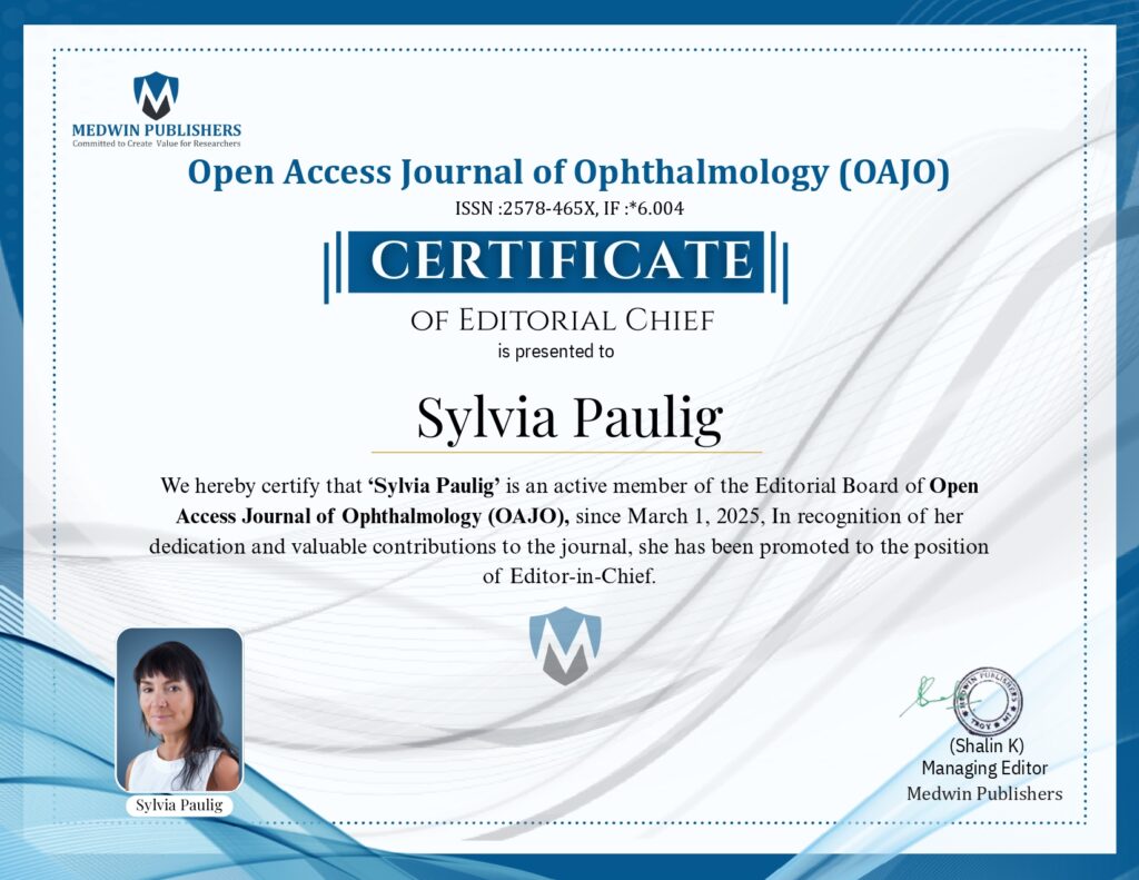 Sylvia Paulig laechelt freundlich auf einem Zertifikat mit blauem Rand und weissem Hintergrund