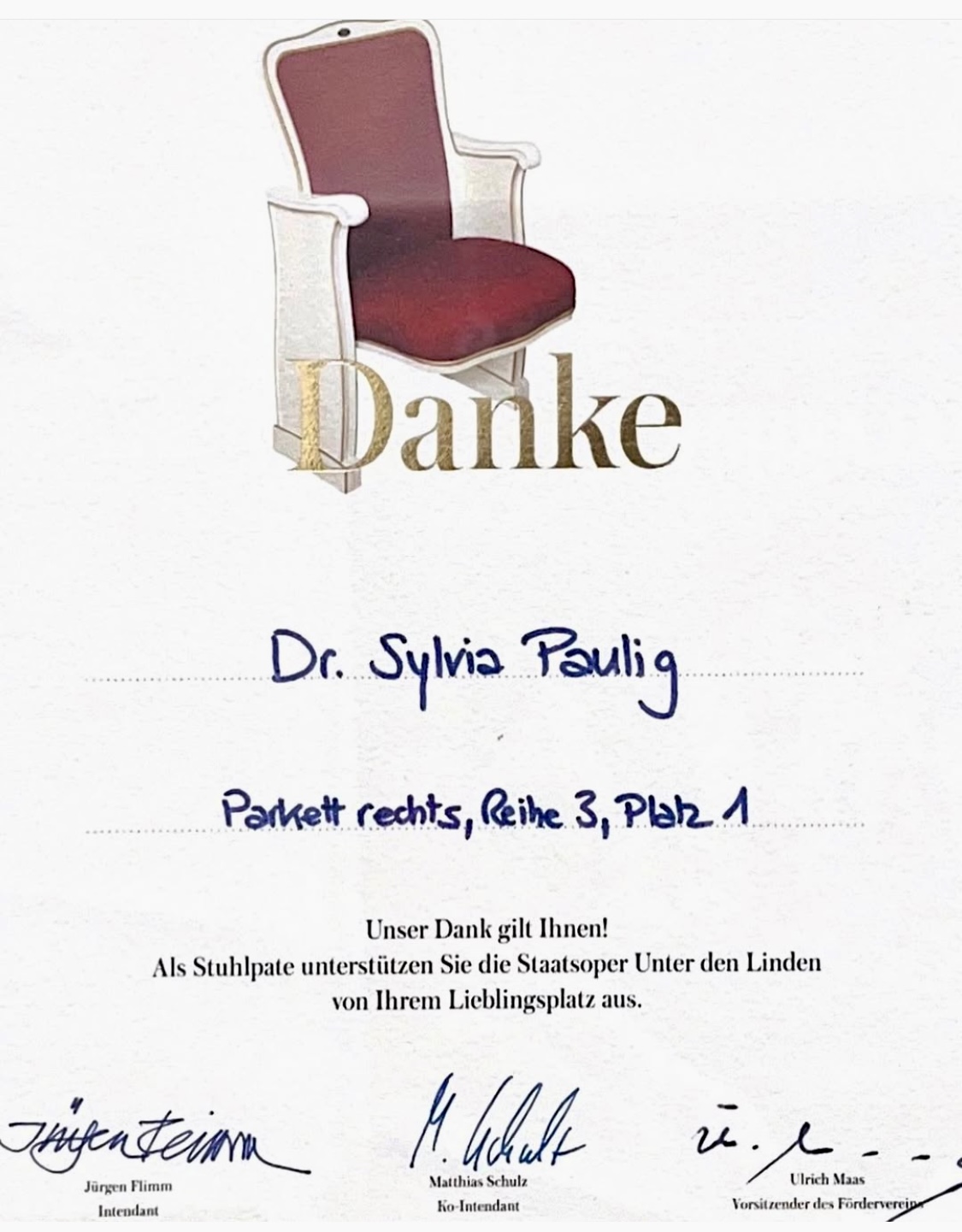 Alt-Text: Dankkarte mit rotem Stuhl und handschriftlichem Text, mit mehreren Unterschriften unten.