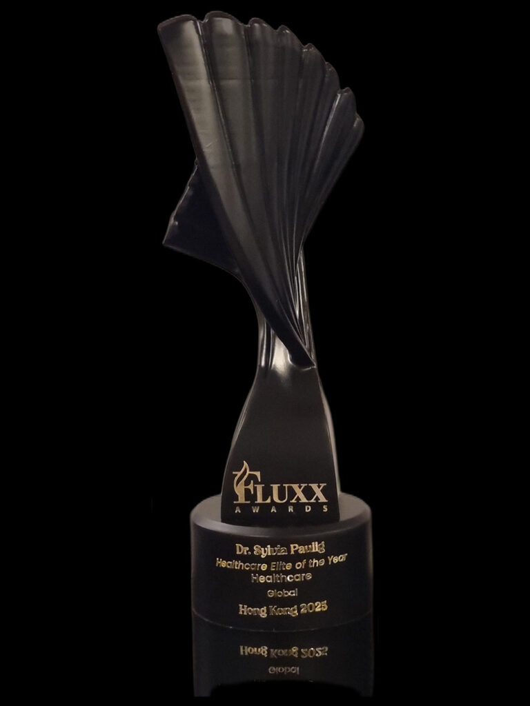Eine schwarze Trophäe mit eleganten Fächern und Gravuren, die den Preis kennzeichnen.