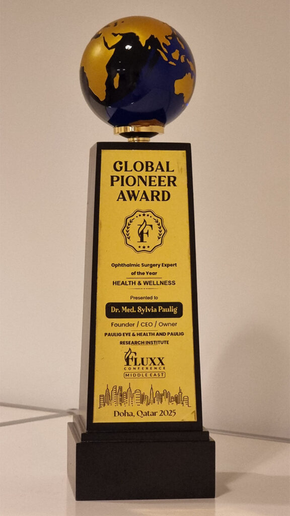 Ein gold-schwarzer Award mit Weltkugel für Dr Med Sylvia Paulig in Doha 2025