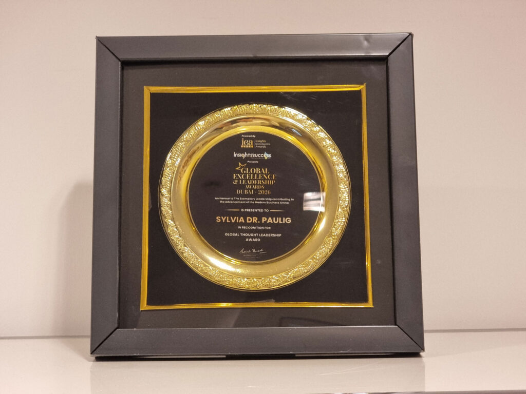 Eine goldene Auszeichnung mit schwarzem Hintergrund im Bilderrahmen ausgestellt